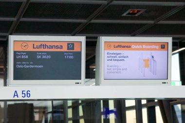 Frankfurt, Almanya - 21 Ocak 2017: Lufthansa biniş kapısı Oslo, ayrılış ekran giderken Fra havaalanında