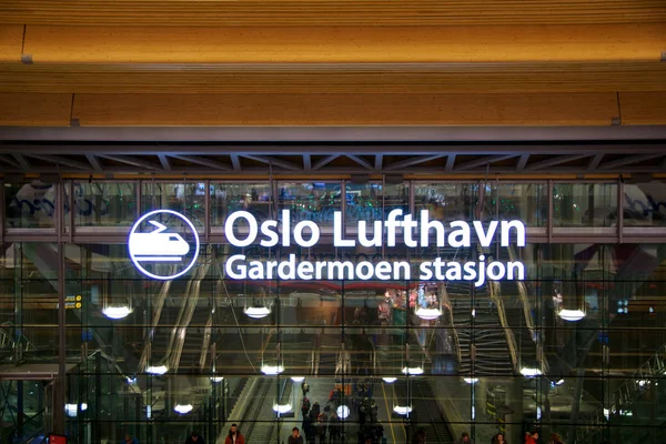 OSLO, NORUEGA - 20 de JAN de 2017: O Aeroporto Lufthavn Gardermoen OSL é o principal hub doméstico e terminal de aeroportos internacionais na Noruega. Sinal da estação ferroviária . — Fotografia de Stock