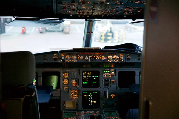 FRANKFURT, GERMANY - JAN 20th, 2017: Airbus A320 cockpit interior. The Airbus A320 family consists of short- to medium-range, narrow-body, commercial passenger twin-engine jet airliners — Stock Photo, Image