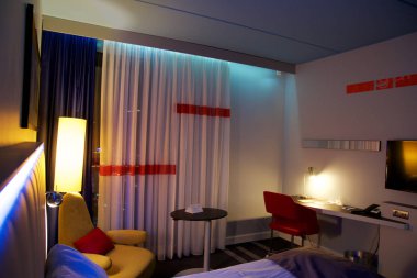 Oslo, Norveç - 20 Ocak 2017: iç Led yıldırım, masa ve sandalye, Havaalanı Otel, Park Inn ile bir Çift Kişilik Yatak lüks otel odası