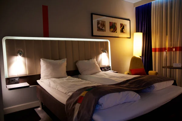 OSLO, NORWAY- JAN 20th, 2017: Interior de um quarto de hotel de luxo com cama de casal com relâmpago LED, hotel do aeroporto, Park Inn — Fotografia de Stock