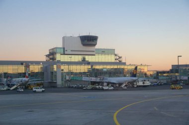 Frankfurt, Almanya - 20 Ocak 2017: Uçak, Lufthansa, gün batımı sırasında Terminal 1, Frankfurt Uluslararası Havaalanı Fra kapısında üzerinden bir Airbus. Terminal 1 1972 yılında tamamlandı ve evler