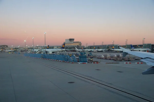 Frankfurt, Deutschland - 20. Januar 2017: Flugzeuge, ein Airbus der lufthansa, am Gate im Terminal 1 des Frankfurter Flughafens bei Sonnenuntergang. Terminal 1 wurde 1972 fertiggestellt und beherbergt — Stockfoto