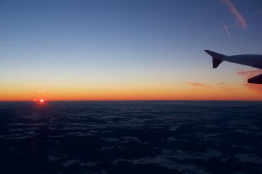 Frankfurt, Almanya - 20 Ocak 2017: Günbatımı, kış ve uçak kanat sırasında benim Lufthansa uçağı uçuş Oslo için içeriden sırasında Almanya görünüm.