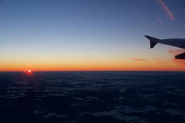 FRANKFURT, ALEMANHA - 20 DE JANEIRO DE 2017: Vista ao pôr-do-sol, alemanha durante o inverno e asa de avião do interior do avião durante o meu voo da Lufthansa para Oslo . — Fotografia de Stock