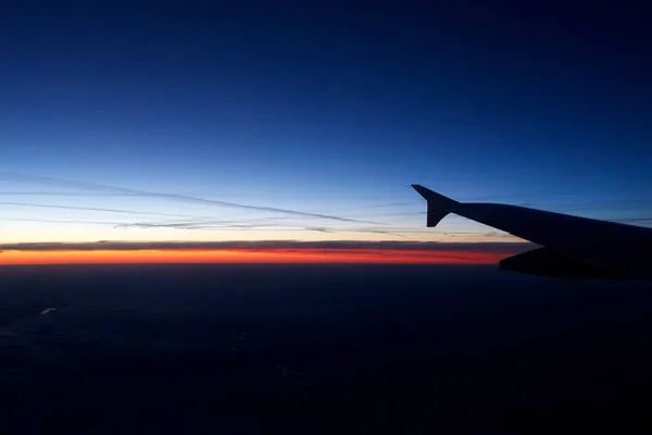 FRANKFURT, ALEMANHA - 20 DE JANEIRO DE 2017: Vista ao pôr-do-sol, alemanha durante o inverno e asa de avião do interior do avião durante o meu voo da Lufthansa para Oslo . — Fotografia de Stock