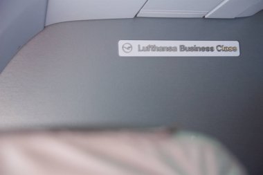Oslo, Norveç - 21 Ocak 2017: Oslo sabah uçağını Münih Business Class içinde Lufthansa ile. Ekonomi ve iş sınıf koltuk yanı sıra orta koltuk arasında hiçbir fark yoktur