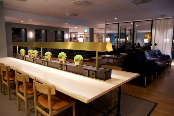 Oslo, Norveç - 21 Ocak 2017: Havaalanı iç, Sas salon, oturma alanı, Restoran.