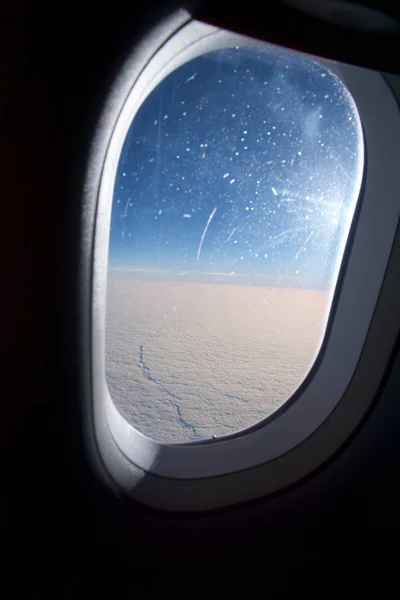Oslo, Norwegia - 21 sty 2017: Zbliżenie okna samolotu, z tle niebo chmury — Zdjęcie stockowe
