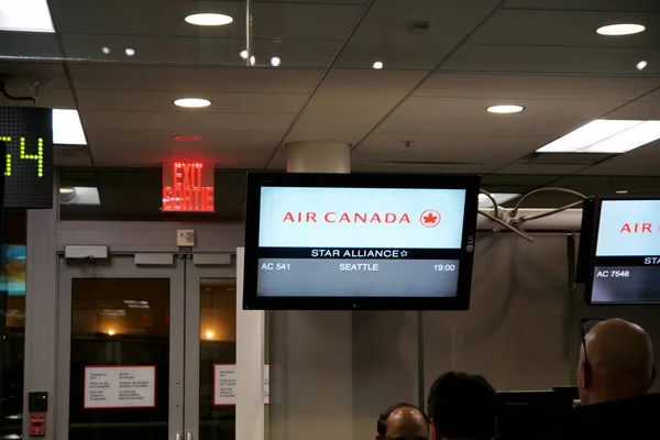 ТОРОНТО, КАНАДА - 21 января 2017 года: Air Canada Boarding Gate at YYZ airport on my way to Seattle, depature screen — стоковое фото