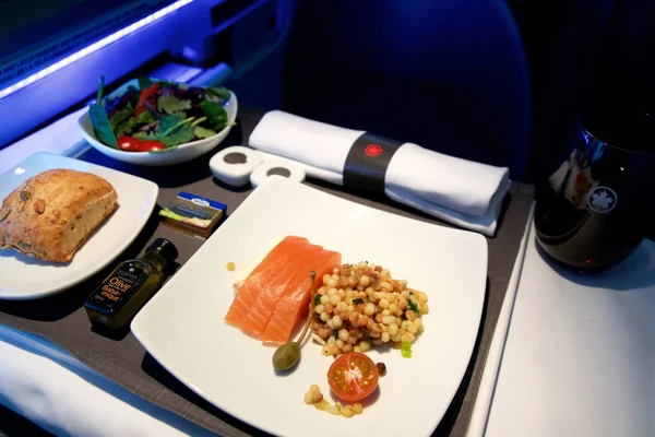 Toronto, Kanada - 21 Ocak 2017: Hava Kanada Business Class uçak içi yemek, meze olarak fregola salata ile füme somon