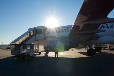 Frankfurt, Almanya - 20 Ocak 2017: Lufthansa Jet uçağın Frankfurt Havaalanı içinde güneş sırasında yatılı. Lufthansa genel yolcu taşıdı Avrupa'nın en büyük havayolu şirketidir.