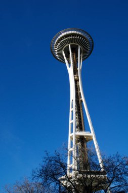 Seattle, Washington, ABD - 23 Ocak 2017: Space Needle mavi gökyüzü yere haliyle açık gün karşı