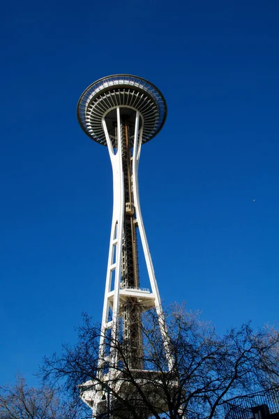 Seattle, Washington, Usa - 23 sty 2017: Space Needle przeciw błękitne niebo jasne dzień widziany z ziemi — Zdjęcie stockowe