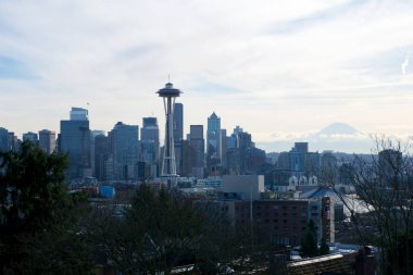 Seattle, Washington, ABD - 23 Ocak 2017: Arka planda Mount Rainier ile ışık sabah saatlerinde Kerry Parkı'ndan görülen Seattle manzarası panorama