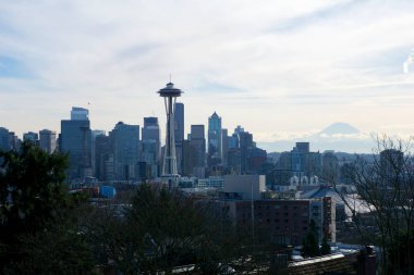 Seattle, Washington, ABD - 23 Ocak 2017: Arka planda Mount Rainier ile ışık sabah saatlerinde Kerry Parkı'ndan görülen Seattle manzarası panorama