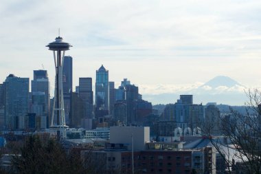Seattle, Washington, ABD - 23 Ocak 2017: Arka planda Mount Rainier ile ışık sabah saatlerinde Kerry Parkı'ndan görülen Seattle manzarası panorama