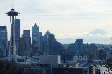 Seattle, Washington, ABD - 23 Ocak 2017: Arka planda Mount Rainier ile ışık sabah saatlerinde Kerry Parkı'ndan görülen Seattle manzarası panorama