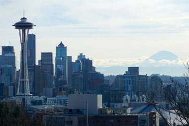Seattle, Washington, ABD - 23 Ocak 2017: Arka planda Mount Rainier ile ışık sabah saatlerinde Kerry Parkı'ndan görülen Seattle manzarası panorama