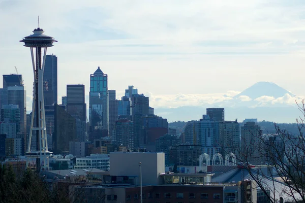 SEATTLE, WASHINGTON, USA - 23 GENNAIO 2017: Panorama sullo skyline di Seattle visto da Kerry Park durante la luce del mattino con il Monte Rainier sullo sfondo — Foto Stock