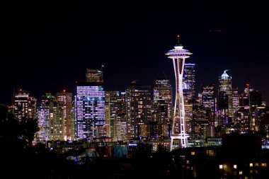 Seattle, Washington, ABD - 23 Ocak 2017: Gece Cityscape in Seattle manzarası ile bina ışıkları, Kerry Park, Space Needle odakta görülen panorama için karanlık gökyüzü arka plan