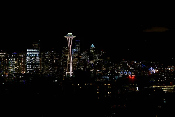 SEATTLE, WASHINGTON, EE.UU. - 23 DE ENE DE 2017: Paisaje urbano nocturno de Seattle Skyline con fondo de cielo oscuro para la construcción de luces, panorama visto desde Kerry Park, Aguja Espacial en foco — Foto de Stock