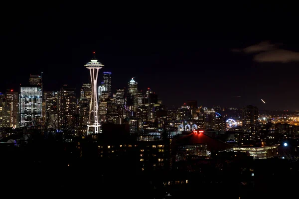 SEATTLE, WASHINGTON, USA - 23 GENNAIO 2017: Paesaggio urbano notturno di Seattle Skyline con sfondo cielo scuro per le luci di costruzione, panorama visto da Kerry Park, Ago spaziale a fuoco — Foto Stock