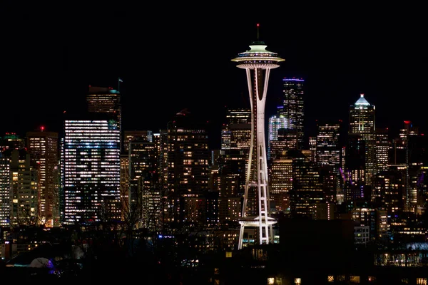 SEATTLE, WASHINGTON, EUA - JAN 23rd, 2017: Cityscape noturno de Seattle Skyline com fundo Dark Sky para luzes de construção, panorama visto de Kerry Park, Space Needle em foco — Fotografia de Stock