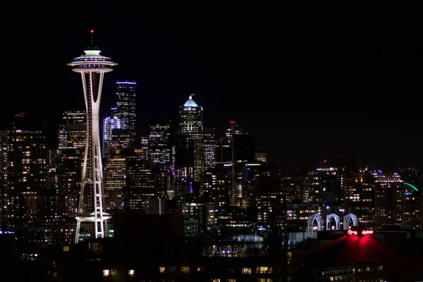 SEATTLE, WASHINGTON, USA - JAN 23rd, 2017: Night Cityscape of Seattle Skyline with Dark Sky Background for Building Lights, panorama seen from Kerry Park, Space Needle in focus — Stock Photo, Image