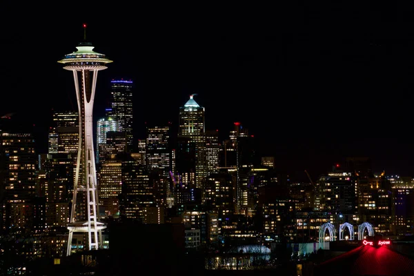 SEATTLE, WASHINGTON, USA - JAN 23rd, 2017: Night Cityscape of Seattle Skyline with Dark Sky Background for Building Lights, panorama seen from Kerry Park, Space Needle in focus — Stock Photo, Image