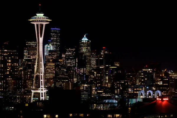 SEATTLE, WASHINGTON, USA - 23 GENNAIO 2017: Paesaggio urbano notturno di Seattle Skyline con sfondo cielo scuro per le luci di costruzione, panorama visto da Kerry Park, Ago spaziale a fuoco — Foto Stock