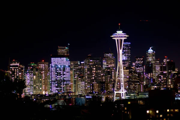 Seattle, Washington, Usa - Jan 23rd, 2017: Noční panoráma z panorama Seattlu s Dark Sky pozadí pro stavební světla, panorama z Kerry Park, Space Needle v zaměření — Stock fotografie