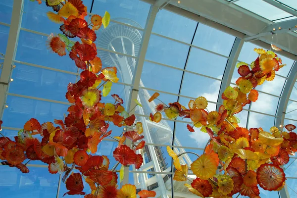 SEATTLE, WASHINGTON, Estados Unidos - 23 ENE 2017: Vista de la Aguja Espacial desde el interior del conservatorio del Museo Chihuly Garden and Glass al lado. Perspectiva única. Reflexiones. El foco está en el vidrio — Foto de Stock