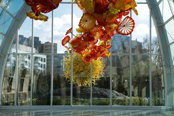 Seattle, Washington, ABD - 23 Ocak 2017: Görünümünü Space Needle Chihuly Bahçe ve cam Müzesi Konservatuar yandaki içinde. Benzersiz bir bakış açısı. Yansımalar. Odak camdır