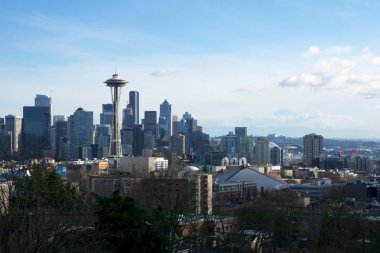 Seattle, Washington, ABD - 24 Ocak 2017: Seattle manzarası panorama arka planda Mount Rainier ile ışık gün boyunca Kerry Parkı'ndan gördün. Seattle her iki devletin en büyük şehridir