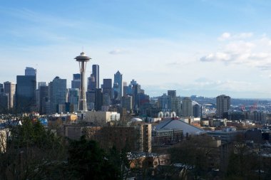 Seattle, Washington, ABD - 24 Ocak 2017: Seattle manzarası panorama arka planda Mount Rainier ile ışık gün boyunca Kerry Parkı'ndan gördün. Seattle her iki devletin en büyük şehridir
