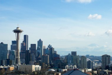 Seattle, Washington, ABD - 24 Ocak 2017: Seattle manzarası panorama arka planda Mount Rainier ile ışık gün boyunca Kerry Parkı'ndan gördün. Seattle her iki devletin en büyük şehridir