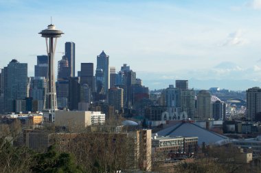 Seattle, Washington, ABD - 24 Ocak 2017: Seattle manzarası panorama arka planda Mount Rainier ile ışık gün boyunca Kerry Parkı'ndan gördün. Seattle her iki devletin en büyük şehridir