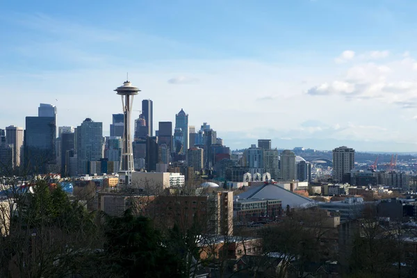 西雅图，华盛顿，美国-2017 年 1 月 24 日︰ 西雅图天际线全景白天轻雷尼尔山在后台从克里公园。西雅图是最大的城市中的状态 — 图库照片