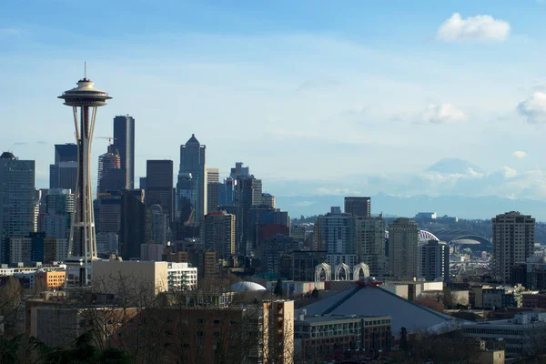 SEATTLE, WASHINGTON, USA - 24 GENNAIO 2017: Panorama sullo skyline di Seattle visto da Kerry Park durante la luce del giorno con il Monte Rainier sullo sfondo. Seattle è la città più grande sia nello Stato di — Foto Stock