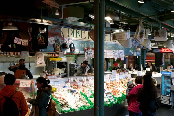 西雅图, 华盛顿州, 乌萨-2017年1月24日: 派克广场鱼公司的客户等待在著名的海鲜市场订购鱼。这个市场于1930年开业, 以露天鱼类市场闻名 — 图库照片
