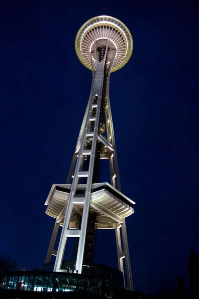 西雅图，华盛顿，美国-2017 年 1 月 25 日︰ 太空针塔反对暗蓝的天空透明的夜晚从地面的角度看 — 图库照片