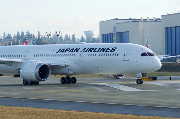 EVERETT, WASHINGTON, EUA - JAN 26th, 2017: Brand new Japan Airlines Boeing 787-9 MSN 34843, Registro JA867J alinhado para decolagem para um voo de teste no aeroporto de Snohomish County ou Paine Field — Fotografia de Stock