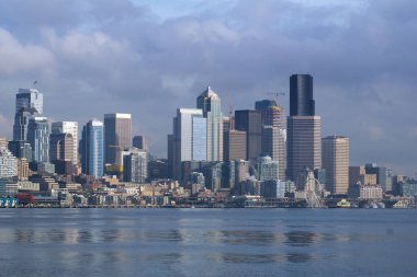 Seattle, Washington, ABD - 25 Ocak 2017: Puget Sound sularından downtown Seattle bir görünüm. İskeleler, gökdelenler ve gün batımından önce Seattle şehirde dönme dolap