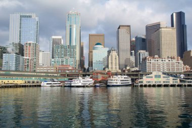 Seattle, Washington, ABD - 25 Ocak 2017: Puget Sound sularından downtown Seattle bir görünüm. İskeleler, gün batımından önce Seattle şehir içinde gökdelenler