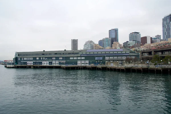 Seattle, Washington, ABD - 25 Ocak 2017: Puget Sound sularından downtown Seattle bir görünüm. İskeleler, gökdelenler, gün batımından önce şehir Seattle akvaryum