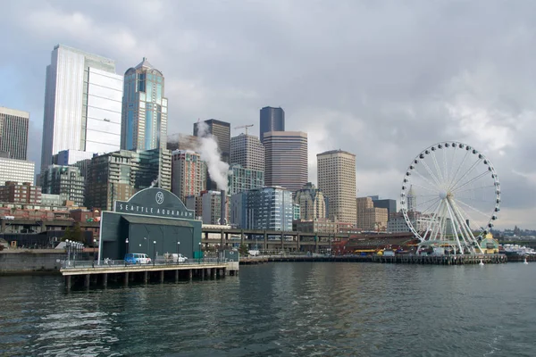 Seattle, Washington, ABD - 25 Ocak 2017: Puget Sound sularından downtown Seattle bir görünüm. İskeleler, gökdelenler ve gün batımından önce Seattle şehirde dönme dolap