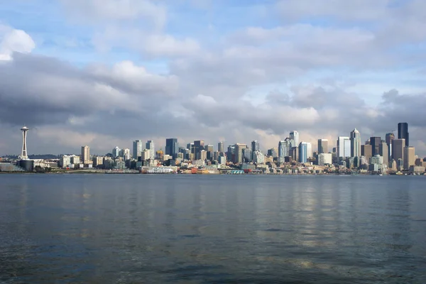 SEATTLE, WASHINGTON, EE.UU. - 25 DE ENE DE 2017: Una vista del centro de Seattle desde las aguas del Puget Sound. Muelles, rascacielos, agujas espaciales y noria en la ciudad de Seattle antes del atardecer — Foto de Stock