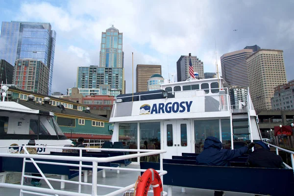 Seattle, Washington, Verenigde Staten - 25 Jan 2017: Seattle skyline en waterfront op Pier 55, gezien vanaf het water van Puget Sound op een schip Argosy — Stockfoto