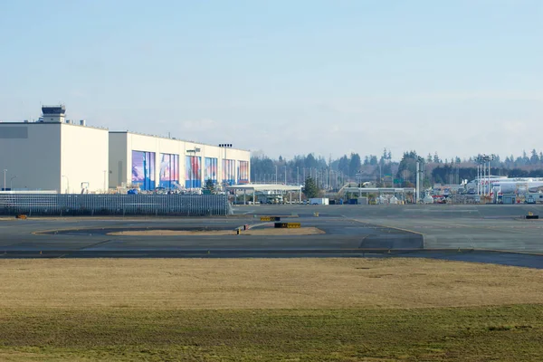 OVERETT, WASHINGTON, USA - 26 GENNAIO 2017: Boeings Nuova livrea visualizzata sulle porte dell'hangar dell'impianto di assemblaggio Everett Boeing presso l'aeroporto della contea di Snohomish o Paine Field — Foto Stock